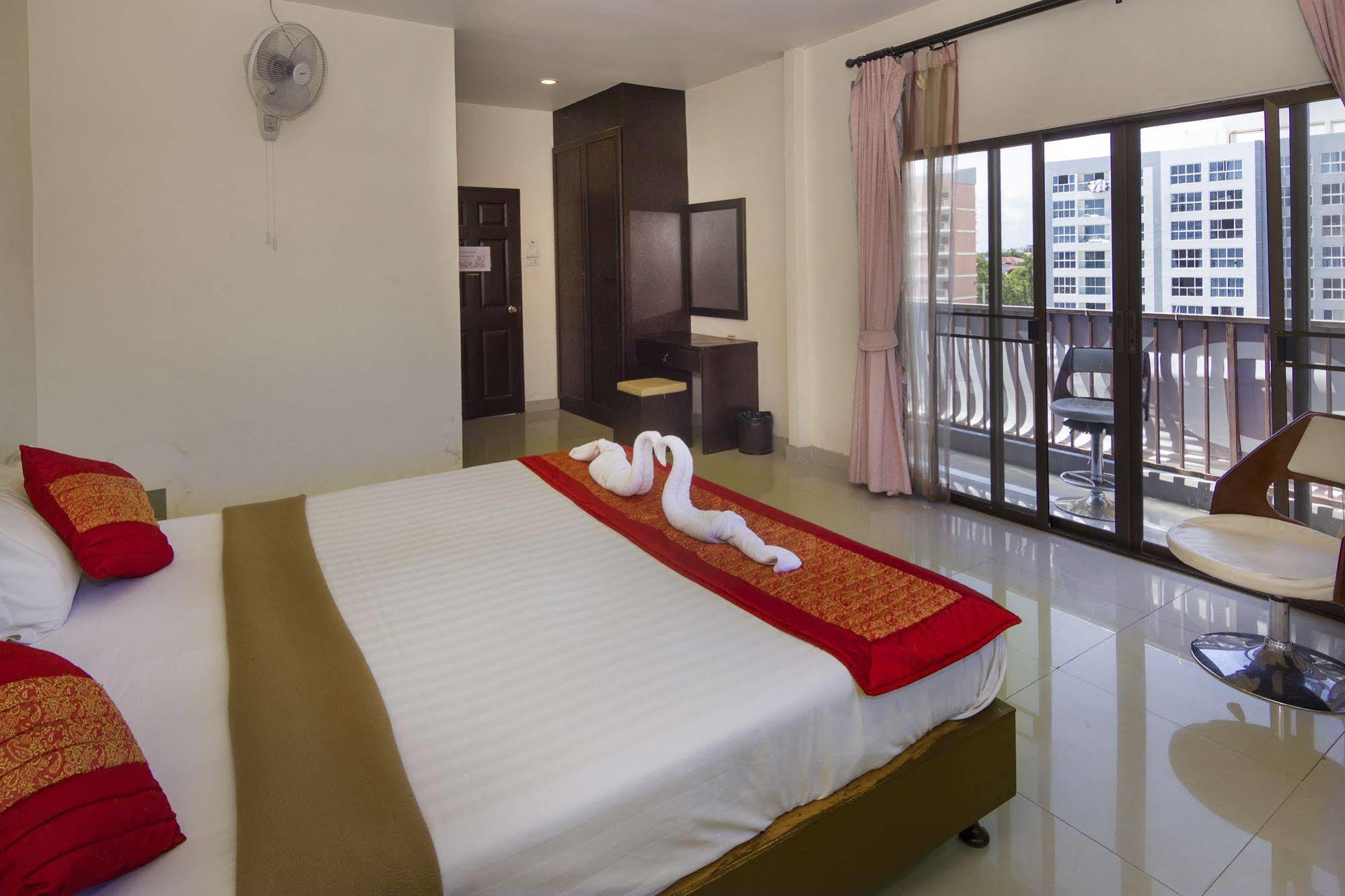 Royal Q & D Suites Pattaya Ngoại thất bức ảnh
