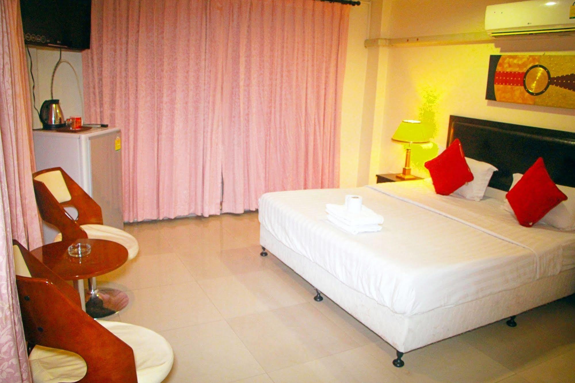 Royal Q & D Suites Pattaya Ngoại thất bức ảnh